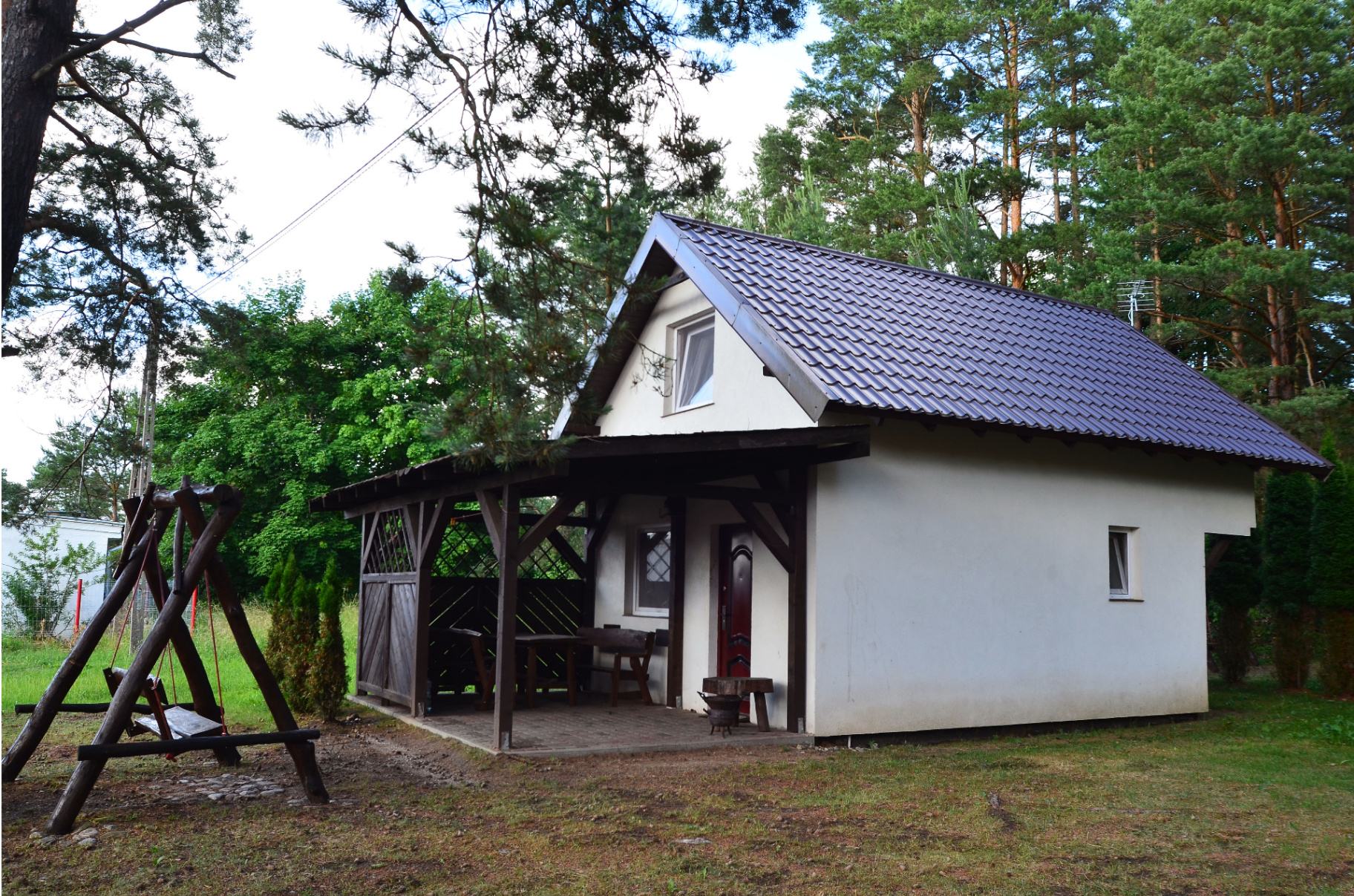 Domek 3 — widok z podcieniem i huśtawką