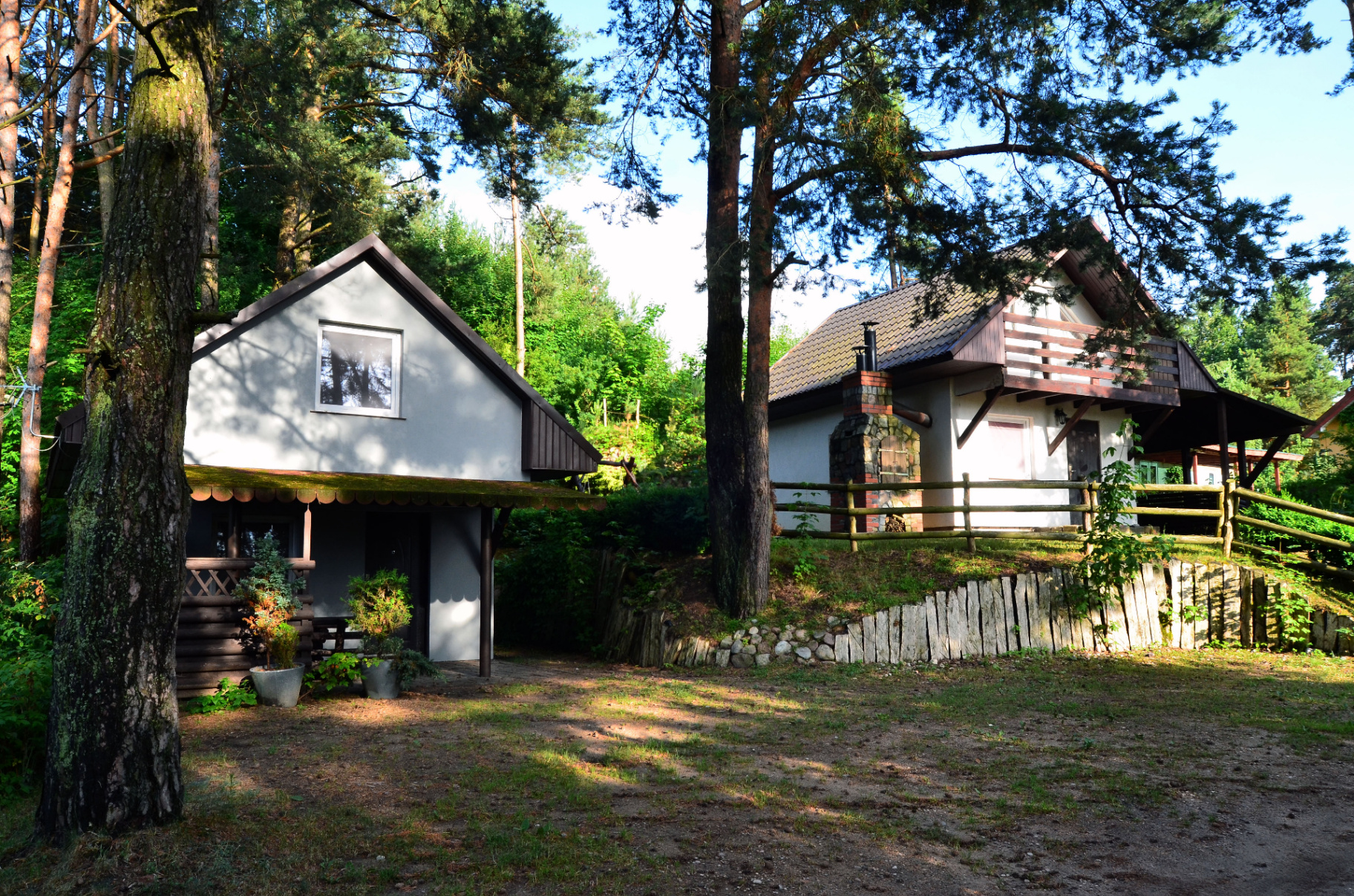 Domek 2 — widok ogólny pośród sosen