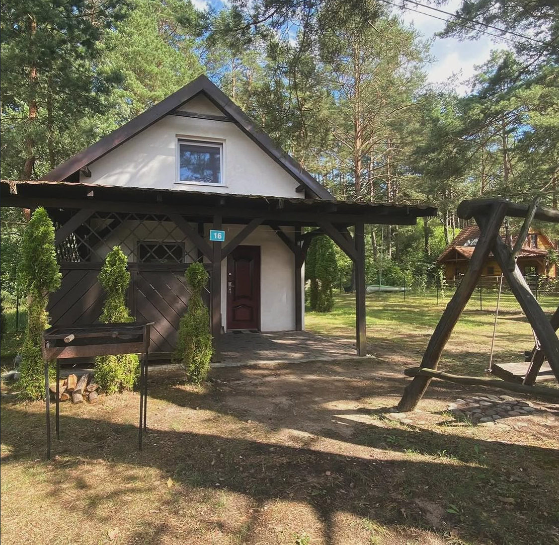 Domek z grillem i huśtawką